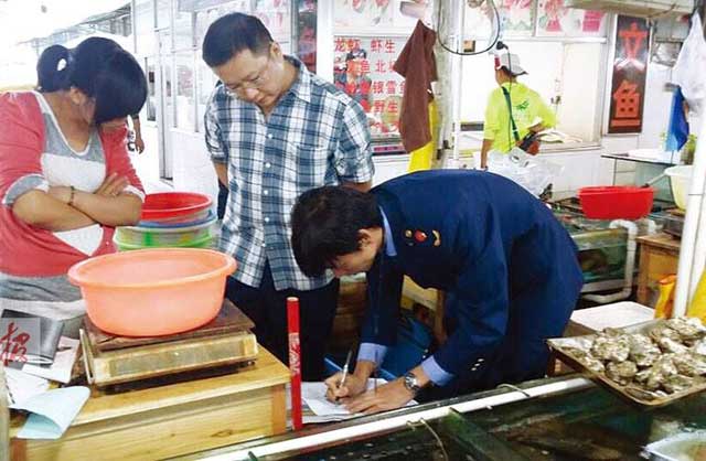 近日，三亚一海鲜店在电子秤上动手脚被行政拘留十五日并处一千元?？?  height="75px" width="121px"/></a> 
              <dt><a class="dt_1" title="近日，三亚一海鲜店在电子秤上动手脚被行政拘留十五日并处一千元罚款" target="_blank" href="/news/382.html"> 近日，三亚一海鲜店在电子秤上动手脚被行政拘留十五日并处一千元···</a><span id="npvfqltpnvdj"    class="dt_2">[
                2018-03-06</span></dt>
              <dd>据中国水产媒体报道，近来，三亚地区一海鲜店在电子称上动手脚，添加客人海鲜分量欺诈金钱，被三亚市公安局旅行差人支队依法查处，海鲜店涉案人员黄某根、王某沅分别被处以行...</dd>
            </dl>
        
        <dl class="news_dl">
          <a target=_blank href=