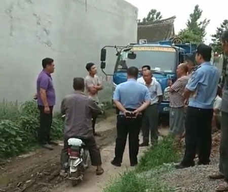 河南邓州黑心奸商收粮食用?？仄骺刂频匕醣痪阶セ?  height="75px" width="121px"/></a> 
              <dt><a class="dt_1" title="河南邓州黑心奸商收粮食用?？仄骺刂频匕醣痪阶セ? target="_blank" href="/news/495.html"> 河南邓州黑心奸商收粮食用?？仄骺刂频匕醣痪阶セ?/a><span id="npvfqltpnvdj"    class="dt_2">[
                2018-06-05</span></dt>
              <dd>近日，河南省邓州市某黑心奸商在收粮食时用地磅?？仄骺刂频匕踅峁痪阶セ?，利用?？仄饕？氐匕跞苯锒塘?，被村民发现后报警的视频。目前暂时无法确定具体始发地，并且不一...</dd>
            </dl>
        
        <dl class="news_dl">
          <a target=_blank href=