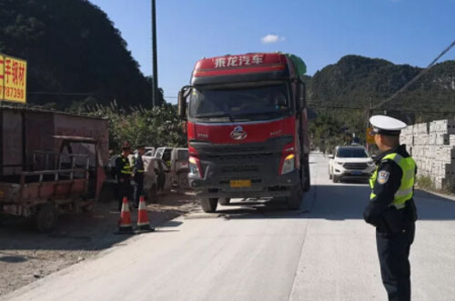 图为超载车辆过地磅称重现场