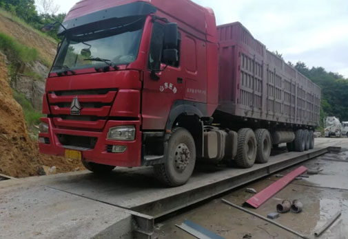 磐安某超载车凭空“消失”41吨 又是地磅?？仄鳎?  height="75px" width="121px"/></a> 
              <dt><a class="dt_1" title="磐安某超载车凭空“消失”41吨 又是地磅?？仄鳎? target="_blank" href="/news/769.html"> 磐安某超载车凭空“消失”41吨 又是地磅?？仄?！</a><span id="npvfqltpnvdj"    class="dt_2">[
                2019-06-04</span></dt>
              <dd>超载车凭空消失41吨？磐安警方发现猫腻！近日，浙江省金华市磐安县公安局交警大队玉山中队在怀万线开展珍惜生命、远离车祸道路交通安全整治行动，查获2辆运载建筑用碎石子的超...</dd>
            </dl>
        
        <dl class="news_dl">
          <a target=_blank href=